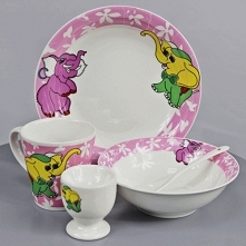 Komplety naczyń dla dzieci dostępne w kilku wzorach ❤️ W zestawie znajdują się: płytki talerz, miseczka, podstawka pod jajko, kubek i łyżeczka. Idealne także na prezent 
