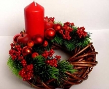 Bardzo dekoracyjny stroik ze świeczką, wykonany na wiklinowym wianku.
Całość utrzymana w świątecznym klimacie