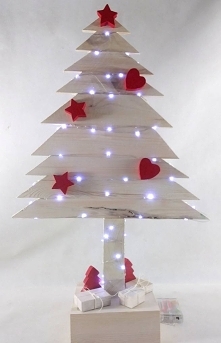 Drewniana choinka w kolorze białym w skandynawskim stylu. Choinka ze sklejki sosnowej pomalowana białą bejcą i bezbarwną farbą akrylową. Światełka LED (50) na metalowym druciku ...