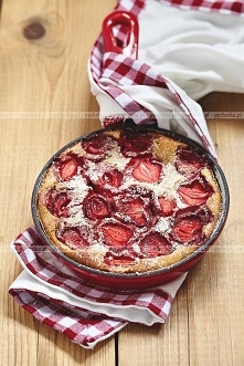 Ciasto biszkoptowe z truskawkami