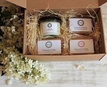 Zestaw prezentowy 
składający się z naturalnych świec i mydełek ręcznie robionych. Idealny na prezent świąteczny, urodzinowy, dla nauczycielki.Zapachy mydełek i świec do wyboru.