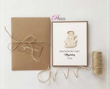 Eleganckie i stylowe rustykalne zaproszenia na uroczystość przyjęcia Sakramentu Chrztu Świętego.

Główny motyw zaproszenia to tekturka - bobas dziewczynka - jak na zdjęciu.

Baz...