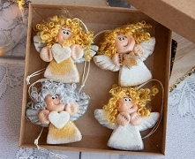 Zestaw sympatycznych Aniołków na zawieszce opakowanych w ekologiczne pudełeczko z szybką. Uroczy i wyjątkowy podarek dla siebie, bądź dla kogoś bliskiego, wykonany dłońmi, z czu...