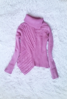 Na sprzedaż mam bardzo ciepły różowy sweter z golfem, rękawy lekko rozszerzane na końcach. Cena 15zł+KW.
sancia.16@o2.pl