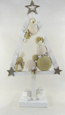 Elegancka, drewniana choinka w kolorze białym w skandynawskim stylu. Choinka pomalowana białą farbą akrylową. Światełka LED (20) na baterie. Choinka wysokości ok. 73 cm, szeroko...