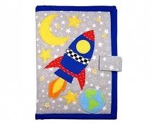 Okładka na książeczkę zdrowia dziecka wykonana z tkaniny bawełnianej techniką aplikacji z wykorzystaniem flizeliny dwustronnie klejącej Fliesofix.

Okładka została podszyta pola...