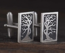 Srebrne spinki wykonane są czasochłonną tradycyjną metodą trawienia. Jest to technika, która za każdym razem daje nieco inne efekty. Każda para spinek dzięki temu jest wyjątkowa...