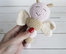 Uroczy motylek wykonany z mięciutkiej włóczki (55%bawełna, 45% akryl) na szydełku. Wypełnienie kulka silikonowa. Oczka i buzia wyszyte. W środku plastikowa kulka grzechotka.

Wy...