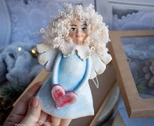 ANIOŁ STRÓŻ Z OZDOBNĄ KARTKĄ W EKO PUDEŁECZKU.

Anielski zestaw wykonany ręcznie, z miłością.

Anioł Stróż: 
- wymiary - wysokość - około 20 cm,
- forma - do powieszenia, na ple...