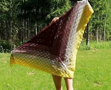 Jedyna w swoim rodzaju szydełkowa chusta. Wykonana z przyjemnej i bardzo miękkiej włóczki akrylowej w ciepłych kolorach bordo i żółty oraz szary. 
Chusta jest dość sporych rozmi...