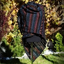 Zjawiskowe i spektakularne ponczo w oryginalnych melanżowych przejściach kolorystycznych. Będziesz mogła owinąć się nim cała, niemal od stóp do głów! Jesień w eleganckim i ekstr...