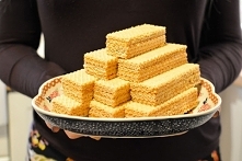 Wafle przekładane masłem orzechowym i krówką