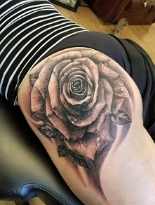 róża tatuaż na tyłku