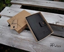 Duży portfel męski skórzany, bardzo trwały, wytrzymały i solidnie wykonany. Uszyty ze skóry naturalnej koloru czarnego, z delikatnym akcentem ze skóry juchtowej, wykończony skór...