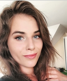 A tutaj pełny makijaż, ten akurat został wykonany na imprezę w klimacie hawajskim w  lecie :) podstawa tego makijażu to "opalona" buzia (w rzeczywistości blada jak ści...