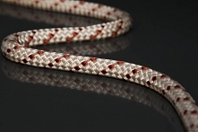 Umówmy się, jeśli jedziesz na weekend w Karkonosze czy inne Beskidy, to jedyna lina, jak będzie ci potrzebna, to holownicza. 
Ten sprzęt będzie potrzebny przy wspinaczce wysokog...