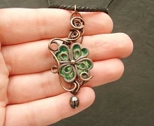 Wisiorek
Według tradycji każdy listek koniczyny coś symbolizuje. Pierwszy oznacza nadzieję, drugi wiarę, trzeci miłość, a czwarty szczęście.


Koniczynce towarzyszy kilka miedzi...