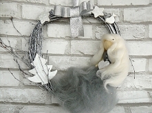 Wianek -dekoracja świąteczna. Zimowa wróżka z białym sercem. Kolekcja Weihnachten