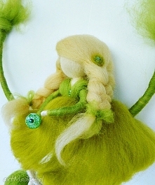 Wiosenna wróżka odpoczywająca pod drzewami-MOBIL