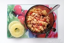 Pyszna sałatka a la hawajska - szybka na spotkanie rodzinne. Przepis pojawia się po kliknięciu w zdjęcie.