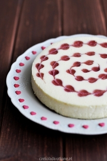 Walentynkowy sernik z malinami na czekoladowym spodzie