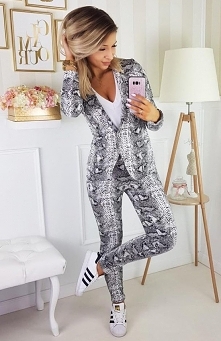 Carmel Taylor marynarka i spodnie Oryginalny dwuczęściowy garnitur damski, wykonany został z miękkiej dresowej dzianiny w zjawiskowy wężowy wzór, taliowana marynarka zapinana z ...