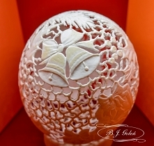 św.Mikołaj rzeźbiony na jajku strusim, naturalna skorupka jaja strusiego ze św.Mikołajem , rzeźba na jajku, Rzeźbiony ostrokrzew, rzeźbione dzwoneczki i prezenty od św.Mikołaja ...