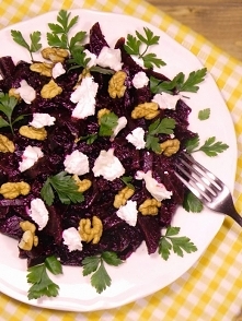 Pieczone buraczki z kozim serem i orzechami