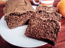 Szybkie ciacho bananowe z kakao. Składniki -110 g oleju -1 szklanka cukru ( można zmniejszyć ilość, bo jest dość słodkie ) -2 łyżki kakao -2 roztrzepane widelcem jajka -4 dojrzałe banany rozgniecione widelcem -1 i ¼ szklanki mąki -2 łyżeczki proszku do pieczenia -1 łyżeczka cukru z wanilią -1 łyżeczka cynamonu -pół łyżeczki imbiru -szczypta kardamonu Przygotowanie: Mąkę z kakao przesiać. Wszystkie suche składniki połączyć razem. Jajka roztrzepać, wlać olej, dobrze wymieszać. Banany rozgnieść widelcem, połączyć z jajkami. Połączyć mokre składniki z suchymi krótko miksując lub mieszając ruzgą. Przełóż ciasto do keksówki (o długości około 27-30 cm). Piecz w 180 stopniach przez około 60 minut - do suchego patyczka. Przestudzić. Ciasto można również upiec jako babeczki skracając czas pieczenia do około 40 min.