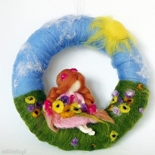 Wianek-girlanda. Wróżka zbierająca kwiaty na łące.