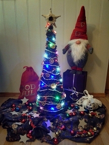 własnoręcznie robiona choinka z szyszek. dekoracje świąteczne.