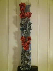 napis "love" na desce zrobiony z kwiatków wykonanych z wytłaczanek po jajkach