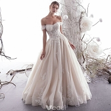 Piękne Kość Słoniowa Suknie...