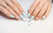 Najnowszym i regularnie zyskującym na popularności trendem jest manicure kombinowany, pozwalający osiągnąć niezwykle naturalne i efektowne wykończenie. Co to jest manicure kombi...