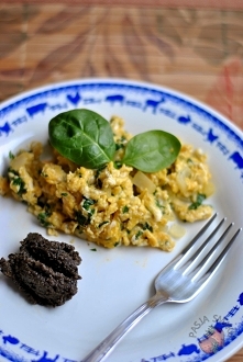 Jajecznica ze szpinakiem

Składniki /dla 2 osób/:

3 jajka
1 mała cebula
garść szpinaku
2 ząbki czosnku
sól, pieprz
1 łyżeczka suszonego rozmarynu
1/2 łyżeczki chili
1 łyżka oli...