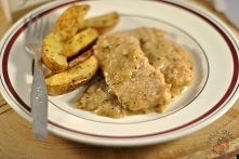 Schab w sosie cebulowym z pieczonymi ziemniakami

2 plastry schabu
2 cebule
2 łyżki mąki
1 liść laurowy
kilka ziarenek ziela angielskiego
pieprz
sól
zioła prowansalskie
1/2 litr...