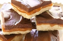 Ciasto Twix bez pieczenia! Wygląda i smakuje jak oryginał!