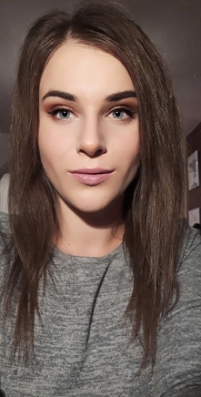 Wolna chwila po pracy i czasami powstaje troszeczkę bardziej czasochłonny makijaż :) lubię takie kolory, podkreślają niebieską tęczówke. W świetle dziennym cienie prezentują sie...