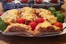 Filet z kurczaka przykryty puszystą pierzynką