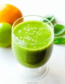 Składniki
5 pomarańczy

1 limonka

garść szpinaku

1 banan

1/2 jabłka

1/2 szklanki liści bazylii

PRZYGOTOWANIE

Wycisnąć sok z pomarańczy i limonki, wlać do pojemnika stojące...