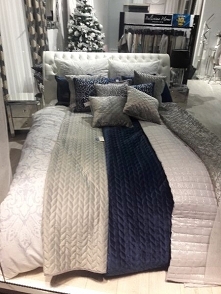 Łóżko Chesterfield w białej skórze. Meble Pyka