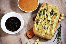 Zapiekany chleb z serem i ostra pasta z ciecierzycy