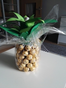 pomysł ze zszywki w moim wykonaniu :D wino opakowane jako prezent w letnim ananasowym stylu