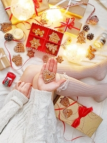 W całym domu pachnie już pierniczkami :). Część z nich zawiśnie na choince, część trafi do świątecznych paczek. Jak co roku wykorzystuję przepisy ze strony Moje Wypieki :) Bardz...