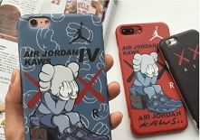 iPhone XS Maxケース カップルXR/X/8kaws x aj4コラボKAWS（カウズ）x Air Jordan 4アイフォンX/8/7ケース ファッションストリート ジョーダンiphoneX/8plus/7/6splus携帯カバー7plus/6sスマホジャケットXエアジョーダン4_iPhoneXケース_iPhoneケース_iPhoneケース...