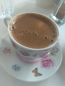 Najlepszym komplementem w towarzystwie jest gdy nie korzystamy z telefonu a kawa wtedy najlepiej smakuje.Parę kropel likieru Bailey's wzmocni i da niepowtarzalny smak.Irish...