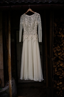 Sprzedam suknię ślubną Gala, model Keira, w rustykalnym klimacie. Kolor ivory, góra z gipiury, muślinowy dół, długi rękaw. Zapinana na zamek i ozdobne guziki, wzrost 162 cm, pła...