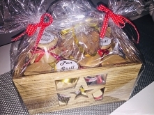 okolicznościowe skrzyneczki z pysznościami z własnej spiżarni 