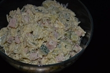 Sałatka makaronowa z ogórkiem i szynką