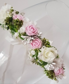 Wianuszek komunijny z kwiatów sztucznych w kolorach bieli i różu z dodatkiem zieleni